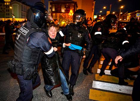 Keskiviikkona poliisi kohteli kovakouraisesti niitä, jotka osoittivat mieltään liikekannallepanoa vastaan Moskovassa. Poliisi otti Venäjällä kiinni yhteensä yli 1400 mielenosoittajaa.
