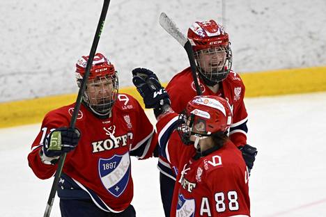 HIFK:n Karoliina Rantamäki (vas.), Athena Locatelli ja Emilia Vesa juhlivat maalia jääkiekon naisten Liigan ensimmäisessä loppuottelussa.
