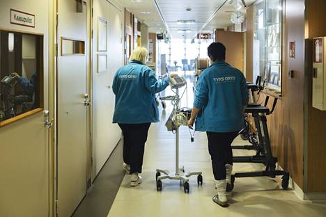 Sairaanhoitaja Laura Koivula ja lähihoitaja Riina Kovaniemi ovat lähdössä mittaamaan potilaan verenpainetta Tyksin traumatologisella osastolla.