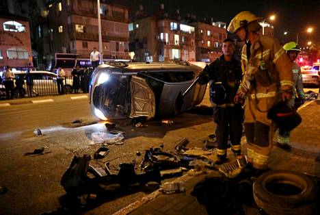Viisi ihmistä kuoli tiistaina Israelin Bnei Brakissa lähellä Tel Avivia tiistaina, kun asemies avasi tulen. Auto makasi kumollaan tapahtumapaikalla välikohtauksen jälkeen. 