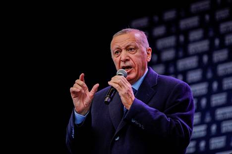 Turkin istuva presidentti Recep Tayyip Erdoğan puhui vaalitilaisuudessa Istanbulissa perjantaina.