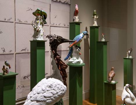 Interiöörikuva näyttelyn lintuhuoneesta. Meissenin posliinia, kera linnunlaulun.