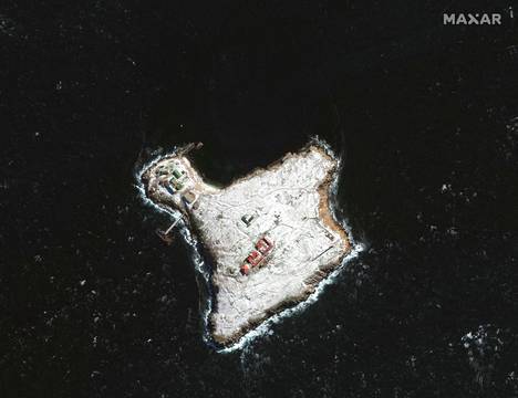 Helmikuussa ennen Venäjän hyökkäystä otettu satelliittikuva Käärmesaaresta.