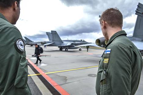 Suomalaiset hävittäjäohjaajat osallistuivat Naton harjoituksiin Ämarin lentotukikohdassa Virossa huhtikuussa 2016.