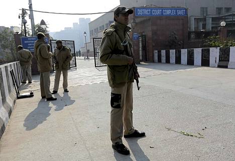 Poliisit vartioivat Delhissä oikeustaloa, jossa joukkoraiskausoikeudenkäynti alkoi maanantaina.