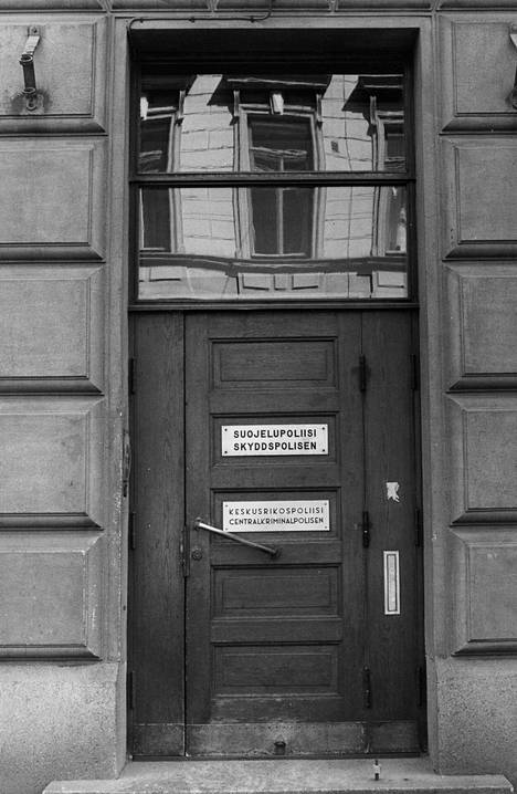 Suojelupoliisin ulko-ovi Ratakatu 12:ssa vuonna 1982. Tuolloin rakennuksessa toimi myös keskusrikospoliisi.