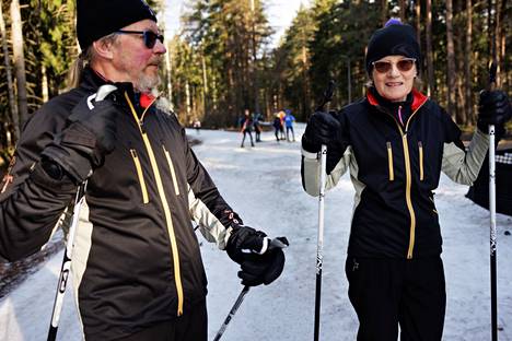 Markku ja Merja Rajakangas vaihtavat perjantain jälkeen hiihdon golfiin. Paloheinän golfkausi on jo avattu.
