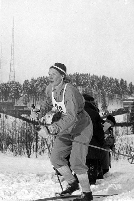 Siiri Rantanen vauhdissa ladulla 1950-luvulla.