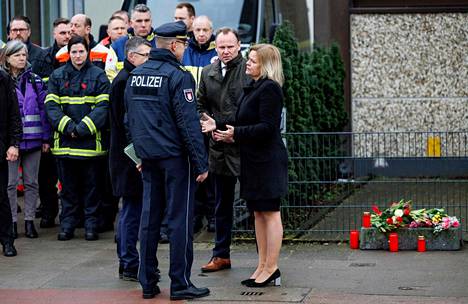 Saksan sisäministeri Nancy Faeser (oik.) puhui poliisille perjantaina Hampurissa ammuskelun tapahtumapaikalla valtakunnansalin edustalla. 