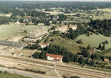 Espoon kaupungintalo valmistui keskelle peltoja vuonna 1971. Kuva on vuodelta 1972. Etualan vaalea rakennus on rautatieasema.