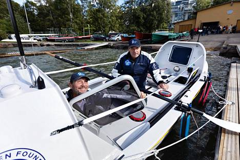 Markus Mustelin ja Jolle Blässar esittelivät erikoisvalmisteista soutuvenettään Helsingin Soutustadionilla.