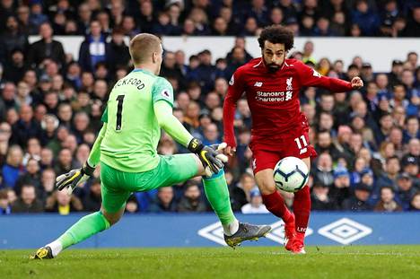 Evertonin maalivahti Jordan Pickford esti Liverpoolin Mohamed Salahin maalintekoyrityksen sunnuntain ottelussa.