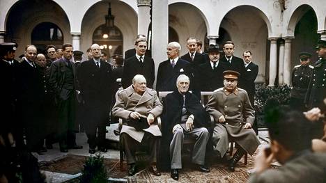 Kun Churchill ja Roosevelt katsoivat toisaalle, Stalin lisäsi vodkalasiinsa vettä – niin alkoivat Jaltan konferenssin juonittelut, joissa lopetettiin maailmansota ja ratkaistiin kymmenien miljoonien ihmisten kohtalo 