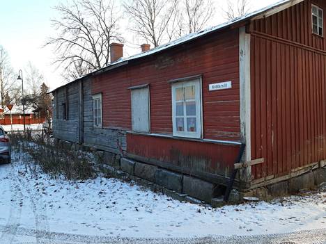 Riddars II on odottanut korjaamista ainakin 1960-luvulta lähtien. Kirkkotien ja Kyläraitin risteyksessä oleva talo on yksi Vantaan vanhimmista säilyneistä asuintaloista.