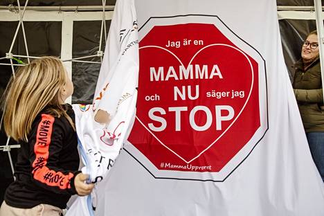 Kuusivuotias Isabel Bengtsson ja hänen tätinsä Fanny Veberg kiinnittivät lokakuussa 2019 Malmön Stortorgetilla lakanaa, joka julistaa äitien sanovan ei kaupungin väkivaltaisuuksille.