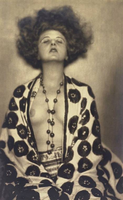 Madame d’Oran muotokuva tanssija-näyttelijä Elsie Altmann-Loosista, 1922. Altman-Loos kehui valokuvaajan taktiikkaa: tämä oli usein jo ehtinyt ottaa kuvat rupattelun lomassa, mallin vasta valmistautuessa poseeraukseen.