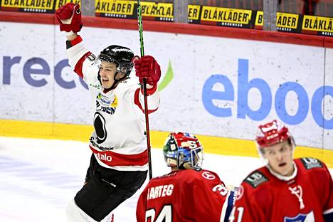 Ässien Valtteri Pihlajamäki tuuletti tekemäänsä joukkueen kolmatta maalia.