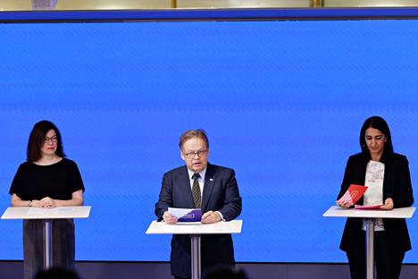 Helsingin kaupungin vuoden 2023 talousarviota esiteltiin tiedotustilaisuudessa perjantaina. Vasemmalla apulaispormestari Anni Sinnemäki, keskellä pormestari Juhana Vartiainen ja oikealla apulaispormestari Nasima Razmyar.