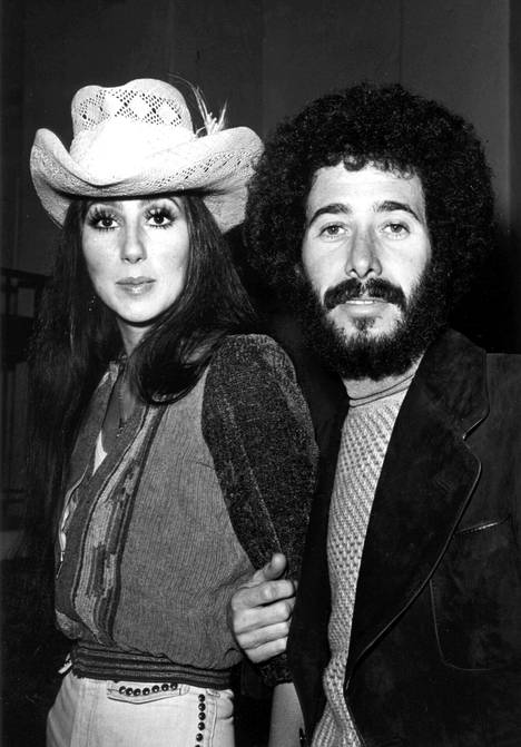 Cher ja David Geffen, joka neuvotteli laulajalle yli kahden miljoonan dollarin sopimuksen Warner Brothersin kanssa 1970-luvun puolivälissä.
