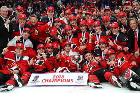 Kanadan nuorten jääkiekkomaajoukkue juhli voittoaan Buffalossa.