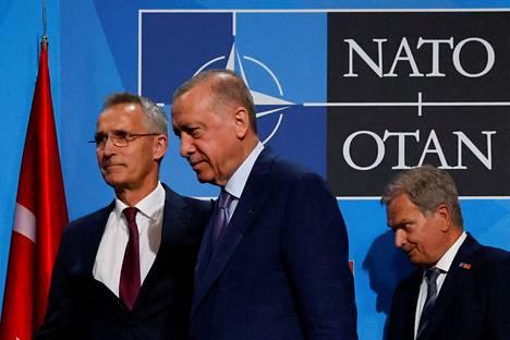 Naton pääsihteeri Jens Stoltenberg, Turkin presidentti Recep Tayyip Erdoğan ja Suomen presidentti Sauli Niinistö poistumassa asiakirjan allekirjoitustilaisuudesta.