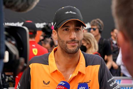 Daniel Ricciardo kertoo saavansa voimaa kypärässään olevasta viestistä.