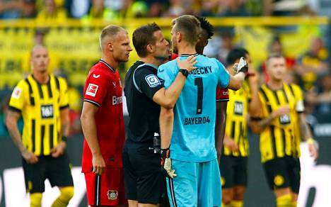 Bayer Leverkusenin Lukas Hradecky saa punaisen kortin tuomari Felix Brychiltä.