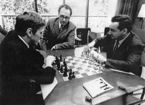 Loisteliaasti: Yhdysvaltain Bobby Fischer (vas.) on pitänyt neuvostoliittolaista Boris Taimanovia tiukalla paitsi oikuillaan myös armottomalla taidollaan – kolme peliä ja kolme voittoa.