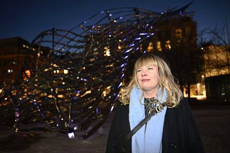 Sculptor Kirsi Kaulanen at the unveiling ceremony of the monument she designed.