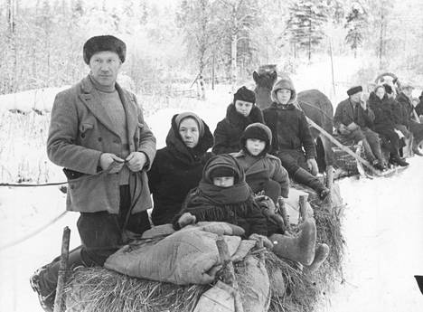 Kannaksen evakkoja Raudusta talvisodan ensimmäisenä päivänä 30.11.1939. 