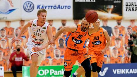 Koripallo | Vilppaan ensimmäinen mestaruus saa vielä odottaa, Karhu Basket kavensi Korisliigan finaalisarjan