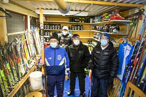 Vantaan hiihtoseuran vapaaehtoisten pyörittämän suksikirjaston palveluja käytti viime talvikaudella yli 1 700 koululaista. Kuvassa Eero Hosio (vas.) Pertti Nuutinen (keskellä edessä) Sorjo Dahl (oik.), Pentti Hulkkonen (takana).