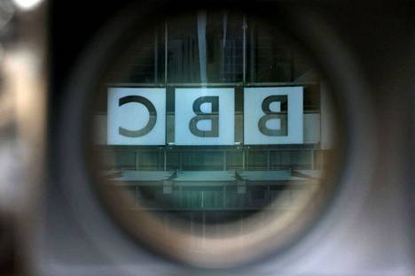 The Guardian sai haltuunsa viestejä, joissa BBC:n esihenkilöt ovat jakaneet kehotuksia alaisilleen pääministerin kanslian ohjeiden perusteella. 