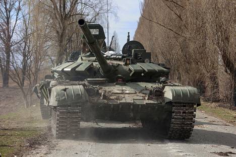 Ukrainalainen sotilas ajoi sotasaaliiksi saatua venäläistä T-72-panssaria Lukjanivkassa Kiovan lähistöllä maaliskuun lopulla.