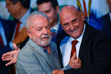 Marco Edson Goncalves Dias (oik.) on ilmoittanut eroavansa virastaan. Vasemmalla Brasilian nykyinen presidentti Luiz Inácio Lula da Silva.