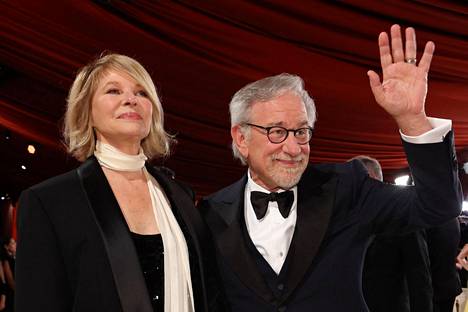 Näyttelijä Kate Capshaw puolisonsa, ohjaaja Steven Spielbergin kanssa. Spielbergin omaelämäkerrallinen The Fabelman on ehdolla muun muassa parhaan elokuvan ja ohjauksen kategorioissa.