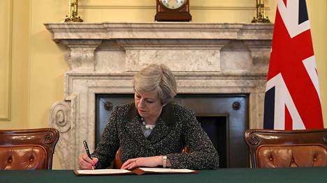 Britannian pääministeri Theresa May allekijoitti EU:n neuvoston puheenjohtajalle Donald Tuskille osoittamansa, Britannian EU-eron aloittavan kirjeen Lontoossa tiistaina.