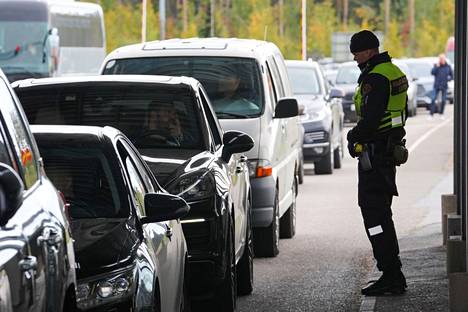 Venäläisautot jonottivat perjantaina Vaalimaan rajanylityspaikalla pääsyä Suomeen.
