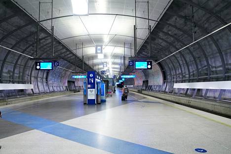 Lentoaseman rautatieasema avattiin vuonna 2015.