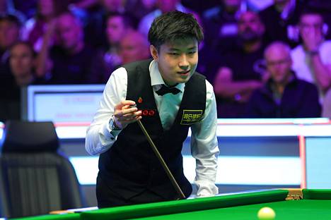 Zhao Xintong pelaamassa Iso-Britannian snooker-mestaruuskilpailuissa Yorkissa marraskuussa.