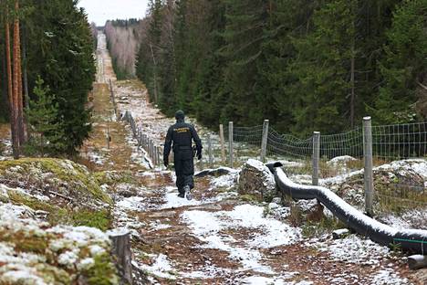 Valtiovarainvaliokunnan mukaan on tärkeää, että puolustusmenoissa huomioidaan myös muun muassa Rajavartiolaitoksen kulut sotilaallisen maanpuolustuksen ja rajojen valvonnan osalta. Rajavartiolaitoksen työntekijä käveli viime vuonna otetussa kuvassa Suomen puolella rajaa Imatran lähistöllä.