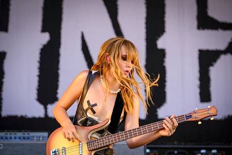 Måneskinin basisti Victoria de Angelis esiintymässä Ronquières-festivaalilla Belgiassa elokuussa.