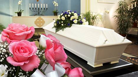 Arkku on tärkeä osa hautausperinnettä.