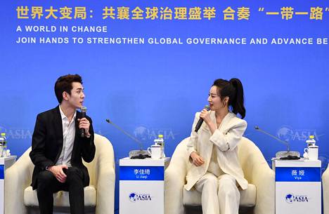 Huang Wei eli Viya (oik.) keskustelee Li Jiaqin (vas.) kanssa konferenssissa Kiinan Boaossa huhtikuussa 2020.