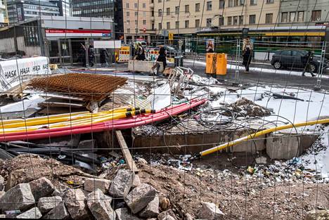 Tällä hetkellä Sörnäisten metroaseman ympäristö on remontissa.