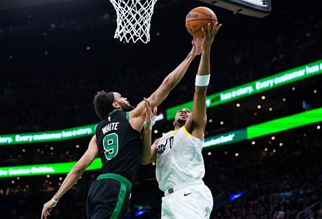 Boston Celticsin takamies Derrick White (9) puolusti Utah Jazzin takamiestä Talen Horton-Tuckeria vastaan ottelun toisella jaksolla. 