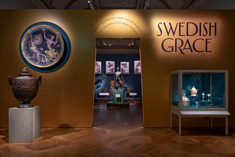 Overview of the Swedish Grace exhibition.  The urn on the left is designed by Eric Grate, above it is Einar Forseth's mosaic work Helios on the firmament (Puhl & Wagner, 1923).