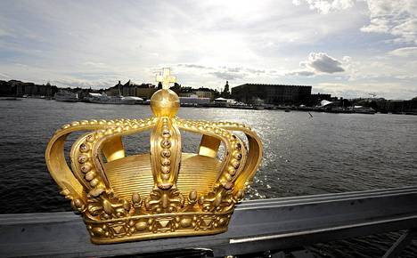 Suomi monarkiaksi, naiset kutsuntoihin – kokoomuksen puoluekokousaloitteet  yllättävät - Politiikka 