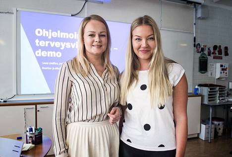 Opettajat Laura Lindfors ja Tuulia Kuismin pitivät terveystiedon tunnin, missä opiskelijat pääsivät koodaamalla muokkaamaan verkkosivujen tekstejä, otsikoita ja kuvia.