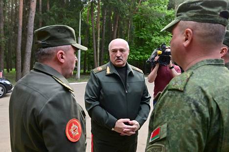 Aljaksandr Lukašenka tapasi ilmavoimien päällystöä Minskissä 15. toukokuuta. Lukašenkan terveydentilasta heräsi epäilyjä voitonpäivänä 9. toukokuuta, kun hän esiintyi huonovointisen näköisenä Moskovan paraatissa.
